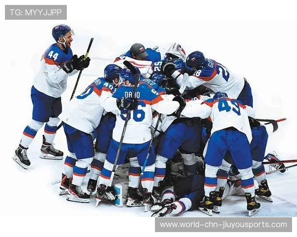 冰球运动员连续撞击，比赛火药味飙升